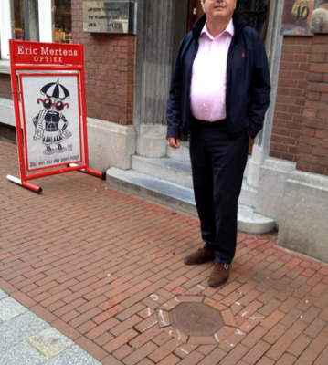 Oudprins Lion 1 bij zijn tegel in de Maasstraat