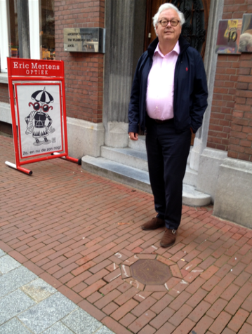 Oudprins Lion 1 bij zijn tegel in de Maasstraat