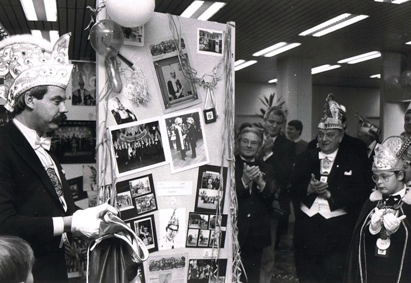 ONTHULLING van ? BIE ING BANK OP DE MERTJ....