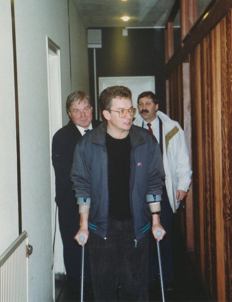 90-11-29 nog op krukke