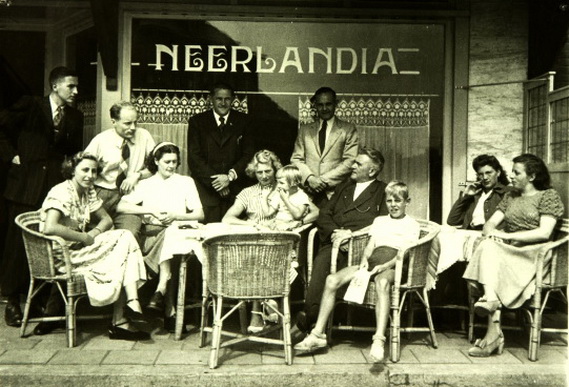 Fanny Blankers Koen, met zoon en dochter op bezoek in WeertHotel Neerlandia 1949