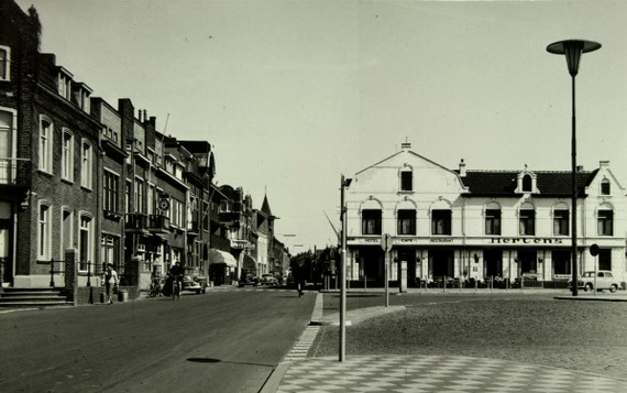 Stationsplein met rechts Hotel Mertens 1960